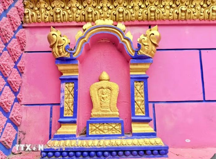 Hoa văn rồng uốn lượn được chạm khắc tinh xảo, thể hiện nét đặc trưng của kiến trúc Phật giáo Nam tông Khmer. (Ảnh: Thanh Sang/TTXVN)