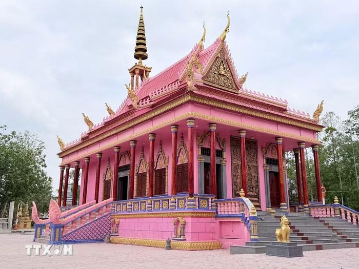 Ngôi chùa khoác lên mình màu hồng nổi bật giữa nền xanh của cây cối và núi rừng, tạo nên khung cảnh độc đáo. (Ảnh: Thanh Sang/TTXVN)