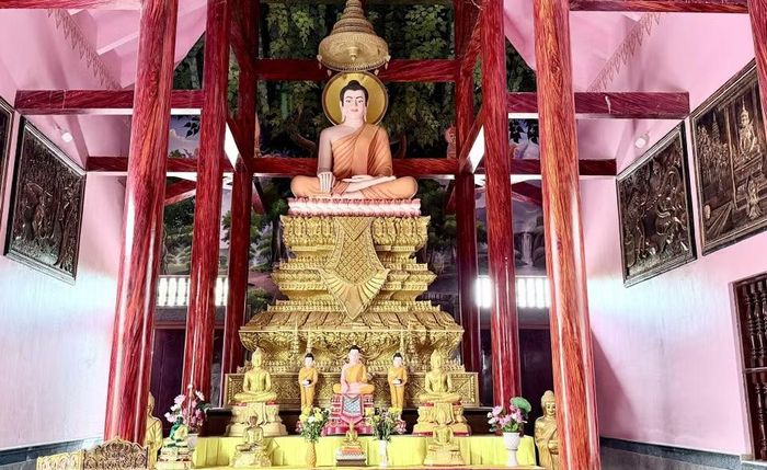 Tượng Phật được tôn trí trang trọng ở trung tâm chánh điện chùa Hàng Còng, tôn lên vẻ uy nghi của không gian thờ tự. (Ảnh: Thanh Sang/TTXVN)