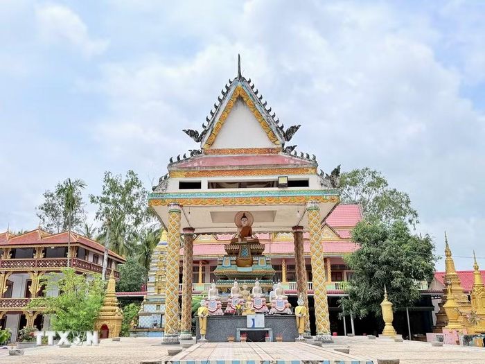 Các công trình thờ tự trong sân chùa mang đậm nét văn hóa Khmer truyền thống. (Ảnh: Thanh Sang/TTXVN)