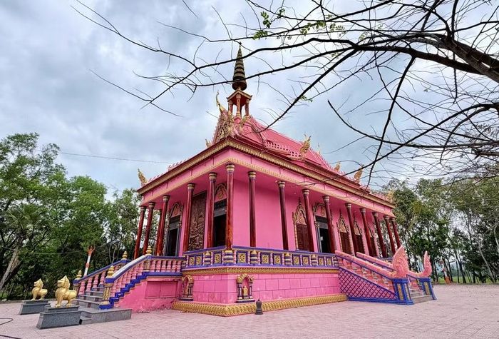 Sắc hồng hài hòa cùng hoa văn Khmer tinh xảo, làm nổi bật nét độc đáo trong kiến trúc chùa Hàng Còng. (Ảnh: Thanh Sang/TTXVN)