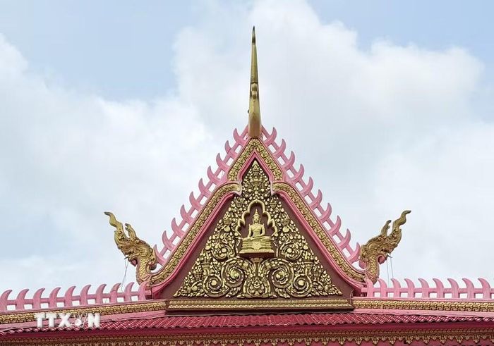Các họa tiết chim thần Krud và rồng trang trí trên mái chùa là biểu trưng cho sức mạnh và sự bảo hộ trong văn hóa Khmer. (Ảnh: Thanh Sang/TTXVN)