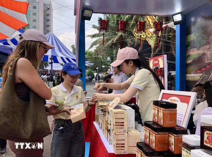 Sản phẩm đặc sản Việt hấp dẫn du khách nước ngoài tại Ngày hội. (Ảnh: Mỹ Phương/TTXVN.)