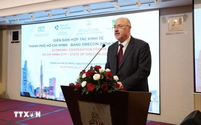 Ông Gregory Harris, Trưởng bộ phận Thương mại, Tổng Lãnh sự quán Hoa Kỳ tại Thành phố Hồ Chí Minh phát biểu tại Diễn đàn. (Ảnh: Xuân Anh/TTXVN)
