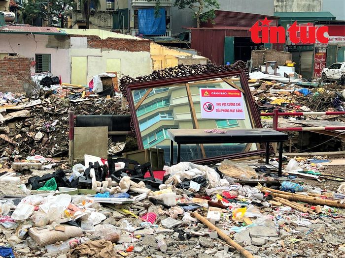Nhiều điểm rác thải phát sinh sau khi giải phóng mặt bằng gây ảnh hưởng đến cảnh quan đô thị, môi trường.