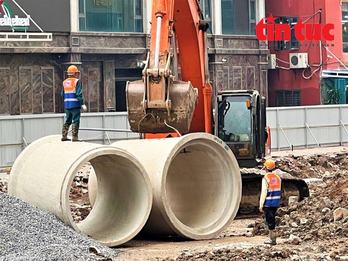 Ngay sau khi tiếp nhận mặt bằng, các nhà thầu đã huy động nhiều máy móc, nhân lực, đẩy nhanh tiến độ thi công dự án.