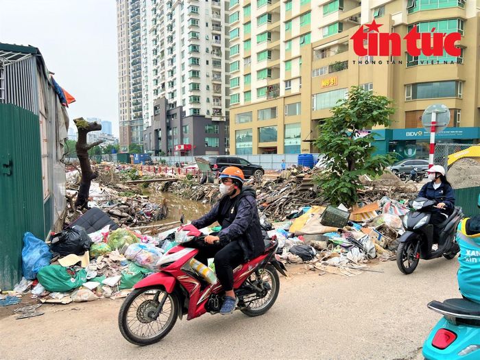 Bên cạnh đó, người dân cũng kiến nghị chính quyền phường Cầu Giấy và phường Yên Hòa bảo đảm công tác vệ sinh môi trường, an toàn giao thông trong quá trình triển khai dự án.