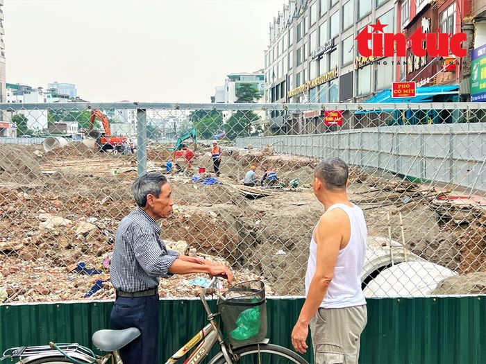 Tiếng máy móc thi công rầm rộ thu hút sự chú ý của người dân, nhiều người bày tỏ vui mừng khi dự án được khởi công sau nhiều năm vướng mắc trong công tác giải phóng mặt bằng.