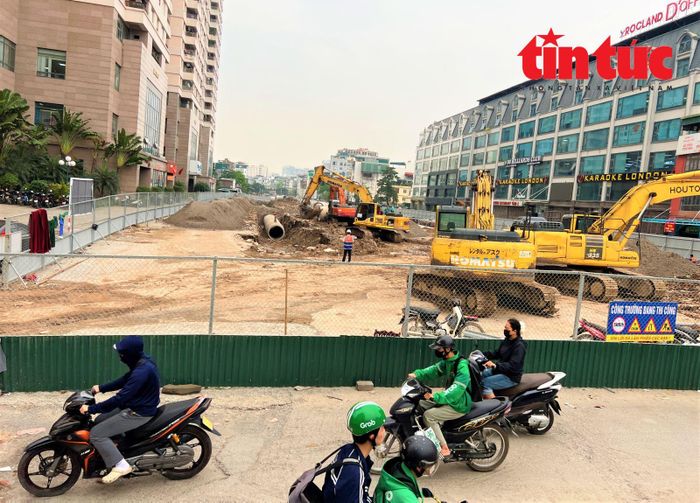 Cuối tháng 3/2026, Hà Nội đã khởi công Dự án đầu tư xây dựng đường Vành đai 2,5 các đoạn: Khu đô thị mới Dịch Vọng - Dương Đình Nghệ, Vũ Phạm Hàm - Trần Duy Hưng, Ngụy Như Kon Tum - Nguyễn Trãi theo diện công trình khẩn cấp.