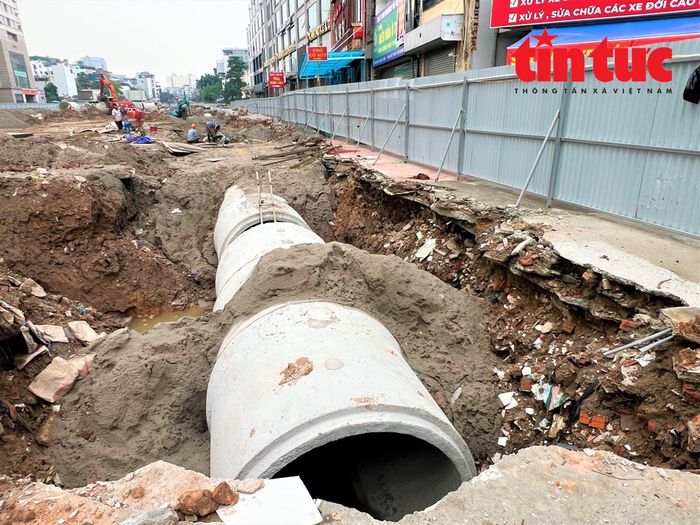Nhà thầu đang triển khai thi công phần cống thoát nước dọc hai bên đường, cống bê tông có đường kính khoảng 2m.