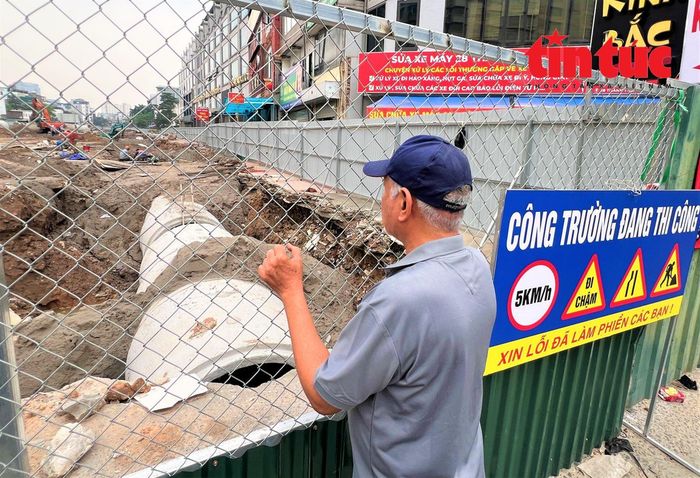 Ông Nguyễn Văn Hòa (phường Cầu Giấy) bày tỏ bất ngờ trước tiến độ của dự án: "Sau khi lãnh đạo Thành phố chỉ đạo quyết liệt, tôi thấy công tác giải phóng mặt bằng và triển khai thi công rất nhanh. Chúng tôi mong muốn dự án hoàn thành vượt tiến độ để việc đi lại thuận tiện hơn, phát triển kinh tế - xã hội cho địa phương".