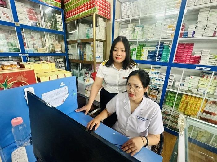 Công chức Thuế cơ sở 8 hướng dẫn hộ kinh doanh kê khai thuế.