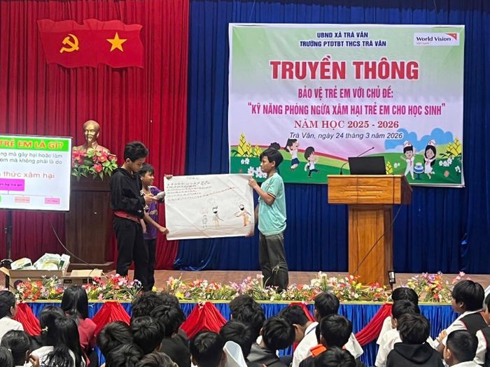Học sinh Trường Phổ thông dân tộc bán trú THCS Trà Vân tham gia tương tác tại các hoạt động tuyên truyền kỹ năng. Ảnh: NTCC