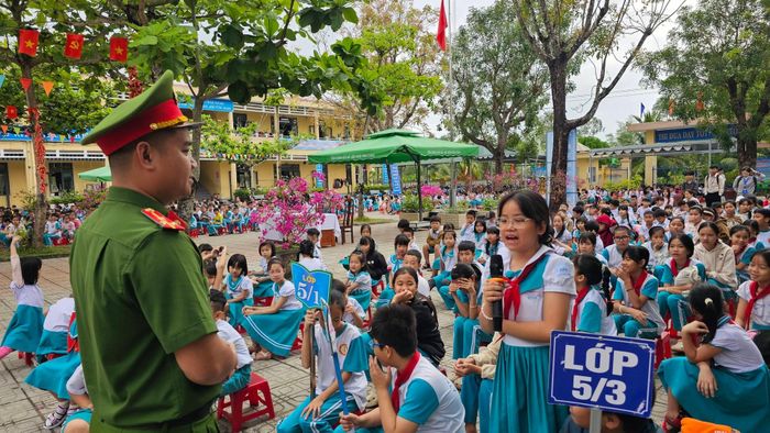 Các trường phối hợp với các đơn vị liên quan để tuyên truyền cho học sinh những kỹ năng cần thiết. Ảnh: T.H