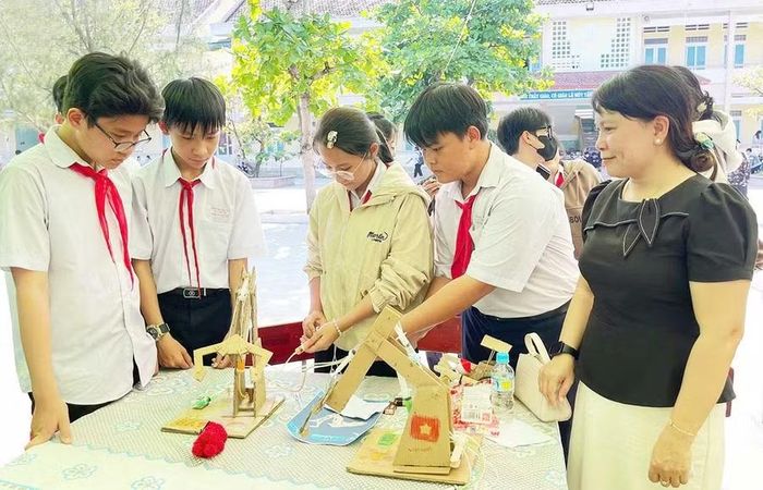 Học sinh Trường THCS Tuy Phước (xã Tuy Phước) hào hứng tham gia Ngày hội STEM. Ảnh: Hồ Điểm