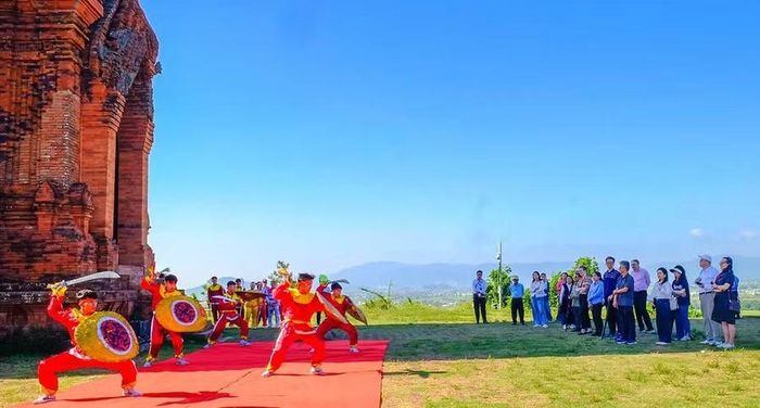  Võ sinh Trung tâm Võ thuật cổ truyền Bình Định biểu diễn các bài quyền đặc trưng, quảng bá tinh hoa võ học của đất Võ. Ảnh: Đoan Ngọc 