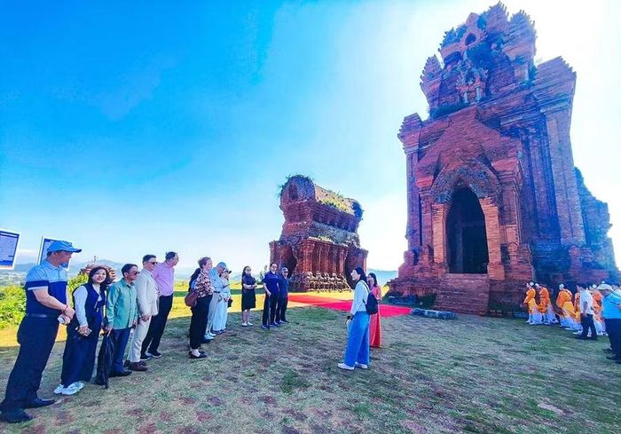  Đoàn đại sứ, tổng lãnh sự các nước tham quan tháp Bánh Ít trong khuôn khổ Tuần lễ khai mạc Năm Du lịch quốc gia - Gia Lai 2026. Ảnh: Đoan Ngọc 