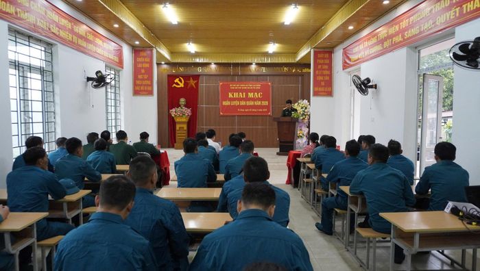 Ngay sau khai mạc, lực lượng dân quân tham gia học tập, giáo dục chính trị. 
