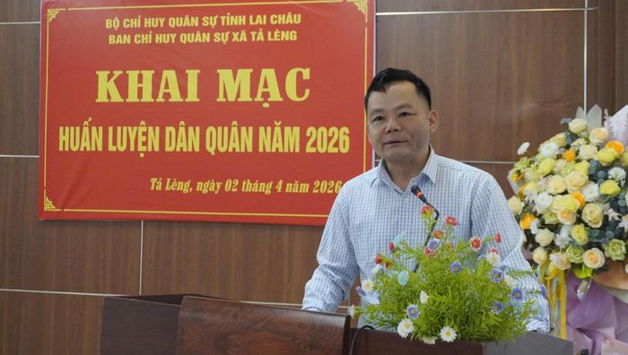 Đồng chí Phong Vĩnh Cường - Phó Bí thư Đảng ủy, Chủ tịch UBND xã phát biểu khai mạc huấn luyện.