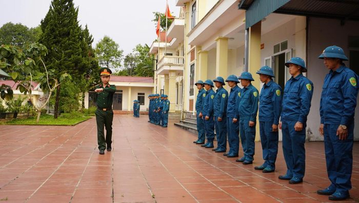 Lực lượng dân quân xã Tả Lèng thực hành điều lệnh đội ngũ trong nội dung huấn luyện.