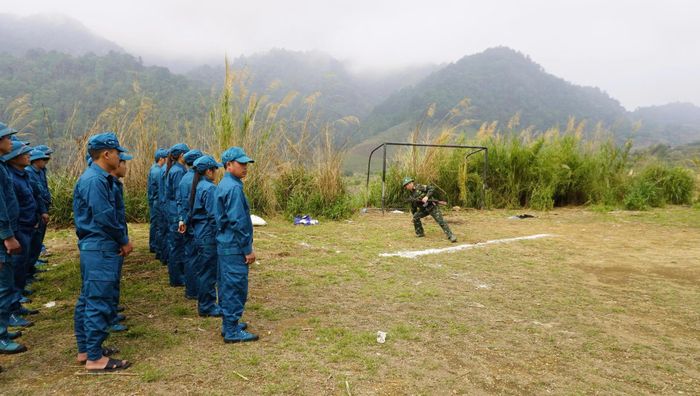 Cán bộ Ban CHQS xã hướng dẫn dân quân kỹ thuật ném lựu đạn xa trúng đích.