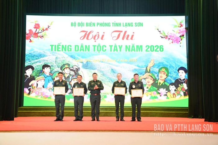 Lãnh đạo Ban Chỉ huy Bộ đội Biên phòng Lạng Sơn trao giải tập thể cho các đội xuất sắc