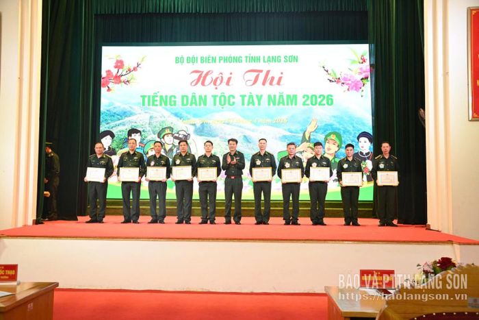 Lãnh đạo Ban Chỉ huy Bộ đội Biên phòng Lạng Sơn trao giải cho các cá nhân xuất sắc