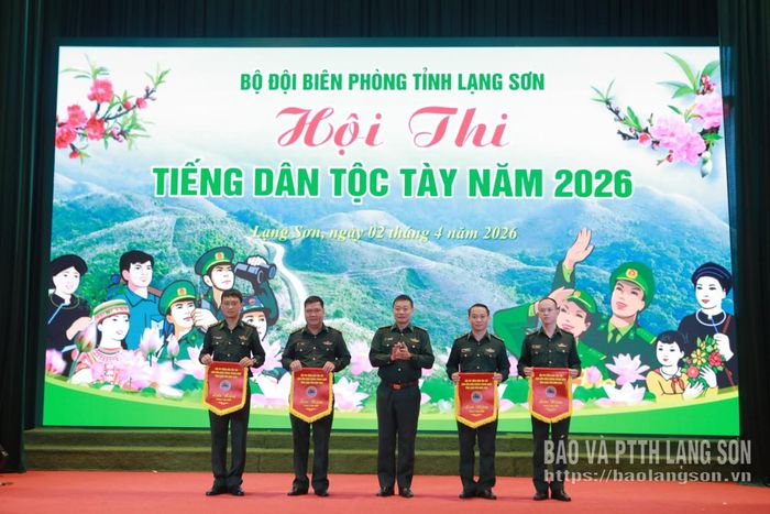 Lãnh đạo Ban Chỉ huy Bộ đội Biên phòng Lạng Sơn trao cờ lưu niệm cho các cụm thi