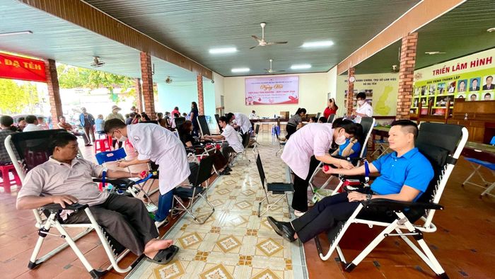 Đông đảo cán bộ, công chức, lực lượng vũ trang và Nhân dân trên địa bàn xã Đạ Tẻh tham gia hiến máu