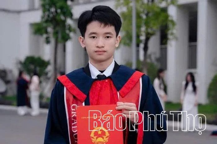 Em Phan Tuấn Dũng, học sinh lớp 12 Chuyên Lí, Trường THPT Chuyên Hùng Vương.