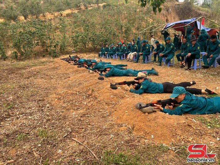 Dân quân xã Muổi Nọi tham gia huấn luyện.