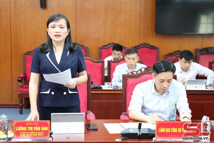 Đồng chí Trưởng ban Nội chính Tỉnh ủy phát biểu tại hội nghị.