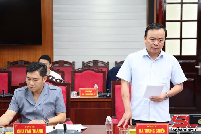 Đồng chí Phó Chủ tịch Thường trực UBND tỉnh phát biểu tại hội nghị.