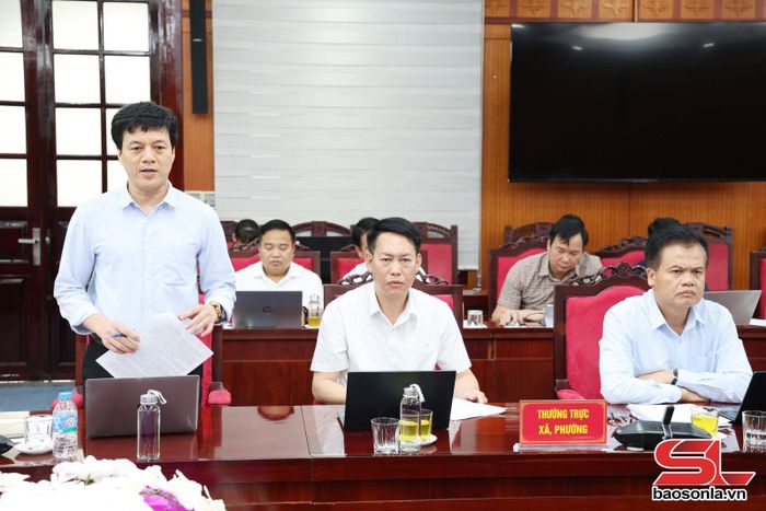 Đồng chí Bí thư Đảng ủy xã Sốp Cộp báo cáo tại hội nghị.
