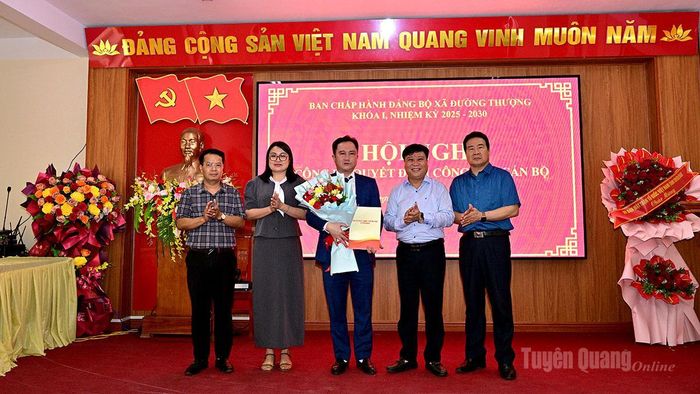Ban Giám đốc Báo và phát thanh, truyền hình Tuyên Quang trao Quyết định cho đồng chí Đặng Kim Tiến.
