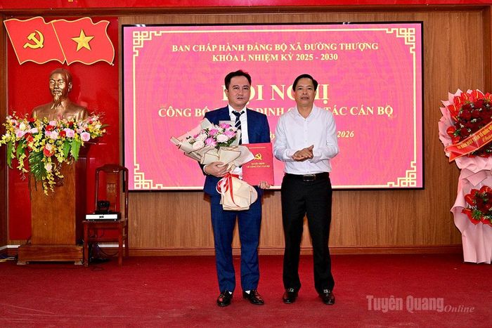 Đồng chí Nguyễn Đình Duẩn, Bí thư Đảng ủy, Chủ tịch HĐND xã Đường Thượng trao Quyết định bổ nhiệm đồng chí Đặng Kim Tiến giữ chức Chánh Văn phòng Đảng ủy xã Đường Thượng.