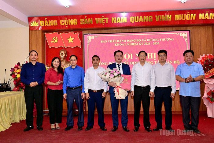 Lãnh đạo xã Đường Thượng chúc mừng đồng chí Đặng Kim Tiến nhận nhiệm vụ mới tại địa phương.