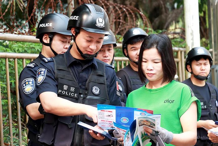 Đồn Công an Biên giới Thiên Bảo (Trung Quốc) tuyên truyền pháp luật cho người dân.