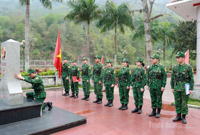 Cán bộ Đồn Biên phòng Cửa khẩu Quốc tế Thanh Thủy kiểm tra mốc 261.