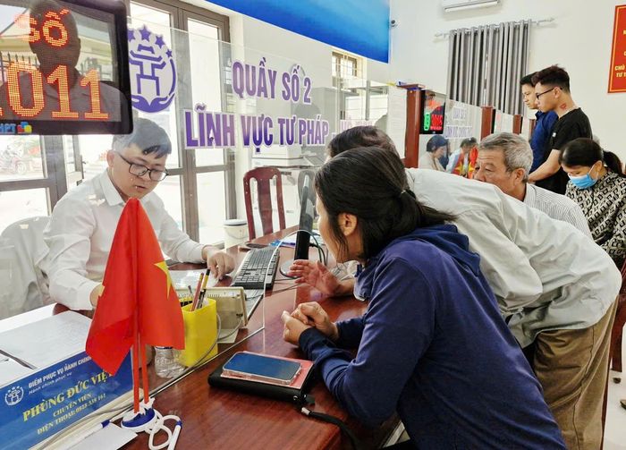 Lĩnh vực tư pháp - hộ tịch và đất đai có nhiều người dân đến giải quyết thủ tục hành chính. Ảnh: Hoàng Sơn