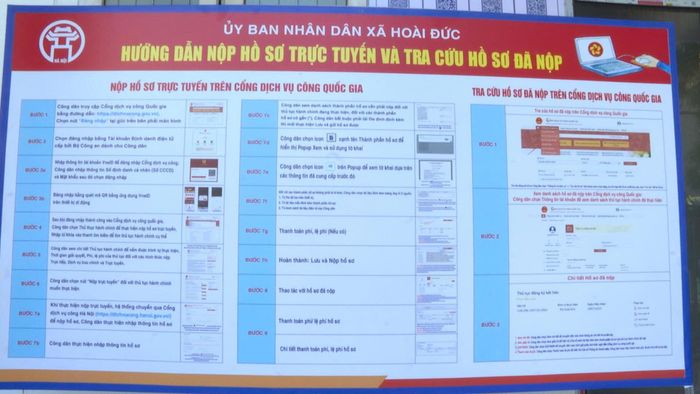 Bảng hướng dẫn nộp hồ sơ trực tuyến và tra cứu hồ sơ đã nộp ở xã Hoài Đức. Ảnh: VH