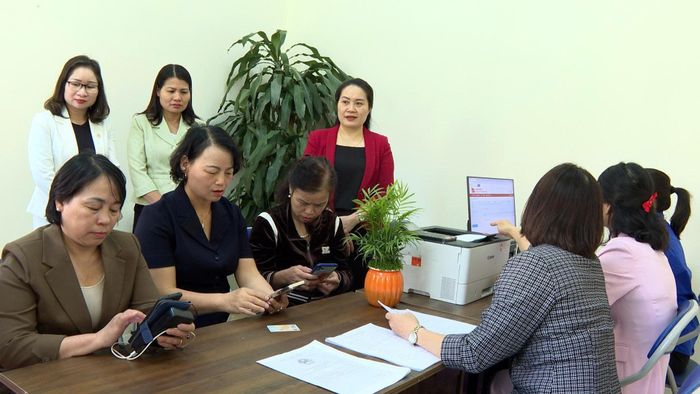 Một trong những điểm sáng trong công tác cải cách là sự phối hợp chặt chẽ giữa UBND xã và các điểm hỗ trợ dịch vụ công trực tuyến. Ảnh: VH