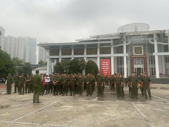 Lực lượng tham gia bảo vệ an ninh, trật tự ở cơ sở trên địa bàn phường Thanh Xuân tham gia thực hành trực tiếp tại lớp tập huấn. Ảnh: Ngọc Linh
