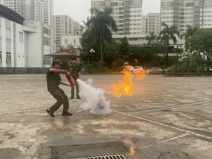 Hình ảnh thực hành tình huống chữa cháy và cứu nạn, cứu hộ thực tế tại buổi tập huấn. Ảnh: Ngọc Linh
