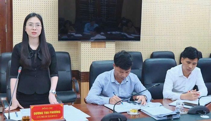 Phó Chủ tịch HĐND xã Dương Thu Phương phát biểu tại phiên họp. Ảnh: PV.