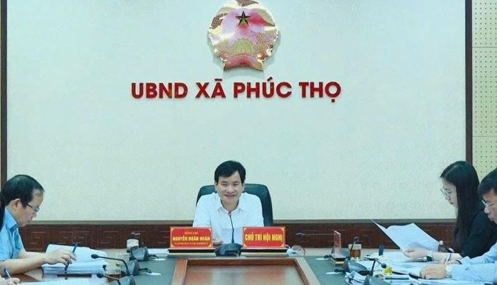 Chủ tịch HĐND xã Nguyễn Doãn Hoàn phát biểu tại phiên họp. Ảnh: PV.