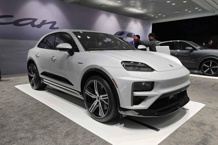  Dù chia sẻ công nghệ trên nhiều dòng xe chủ lực, mối quan hệ giữa Audi và Porsche hiếm khi "hòa thuận", thậm chí đôi lúc cần đến sự can thiệp từ tập đoàn mẹ Volkswagen. 