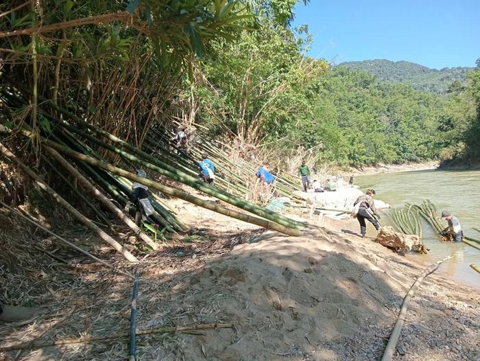 Người dân xã Sơn Điện khai thác, tập kết luồng bên bờ sông Luồng, sau đó vận chuyển qua sông bằng phương tiện thô sơ