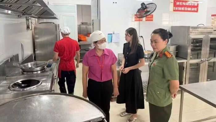 Công an phường Ô Chợ Dừa (Hà Nội) tổng rà soát, kiểm tra vệ sinh an toàn thực phẩm tại các bếp ăn của các trường học trên địa bàn. (Ảnh minh họa: Công an phường Ô Chợ Dừa)