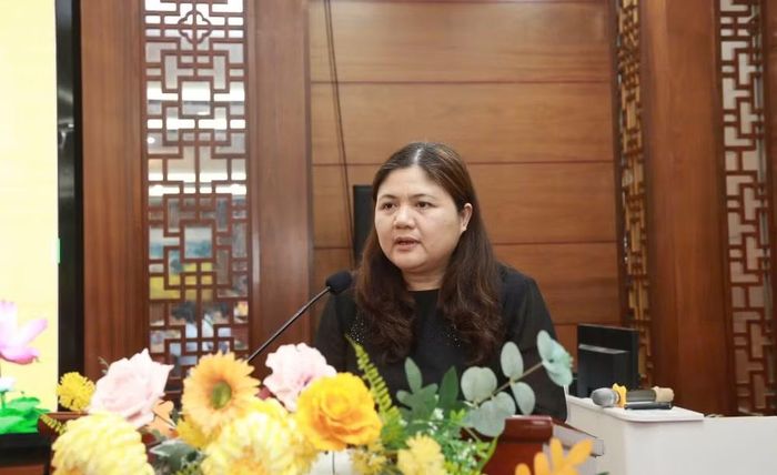 Đồng chí Nguyễn Huyền Hạnh, Phó Viện trưởng Viện Khoa học Tổ chức nhà nước và Lao động, Bộ Nội vụ phát biểu tại Hội thảo.